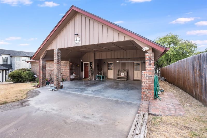 643 S Rough Creek Court, Granbury TX 76048 - Photo 3