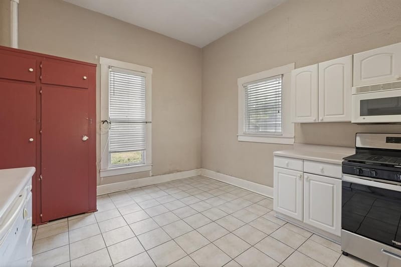 1313 N Robinson Street, Cleburne TX 76031 - Photo 9