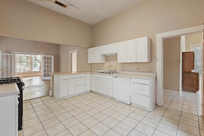 1313 N Robinson Street, Cleburne TX 76031 - Photo 10