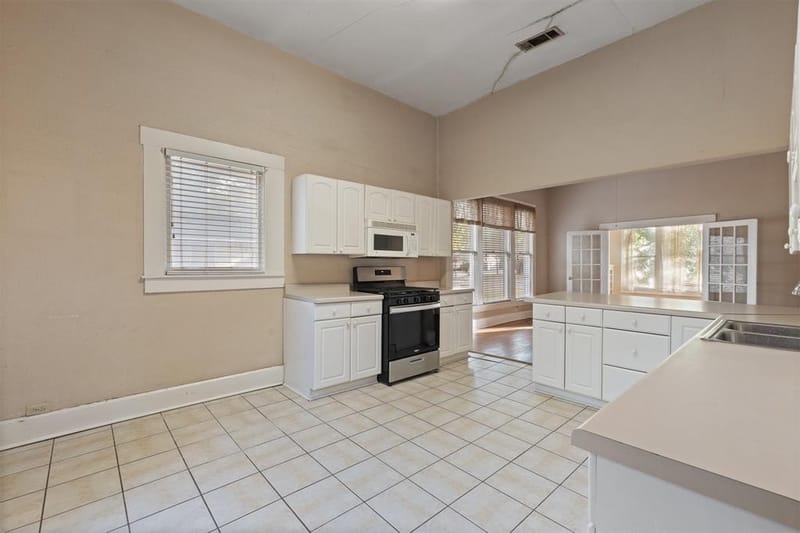 1313 N Robinson Street, Cleburne TX 76031 - Photo 11