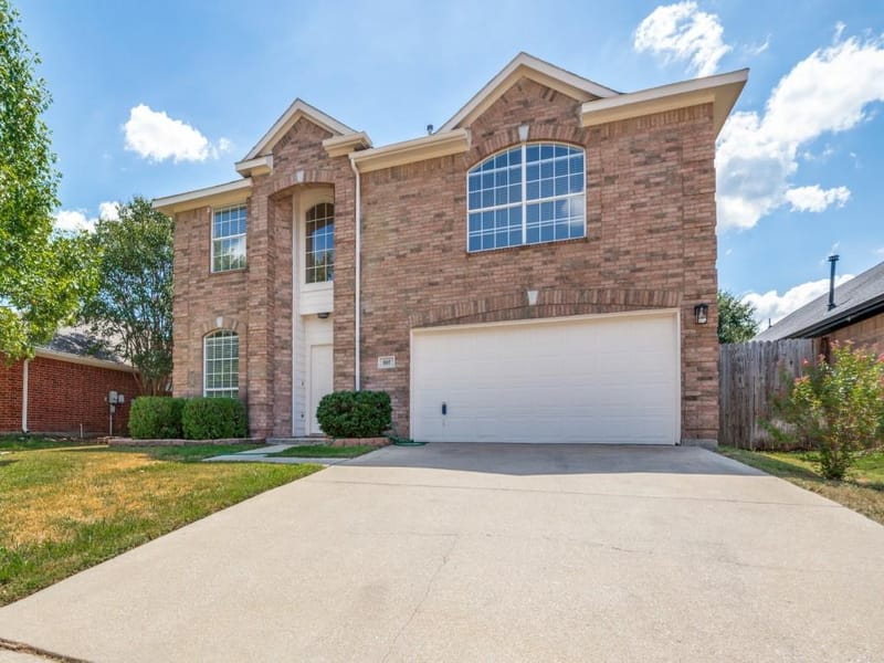 307 Mary Pat Drive, Grand Prairie TX 75052 - Photo 2