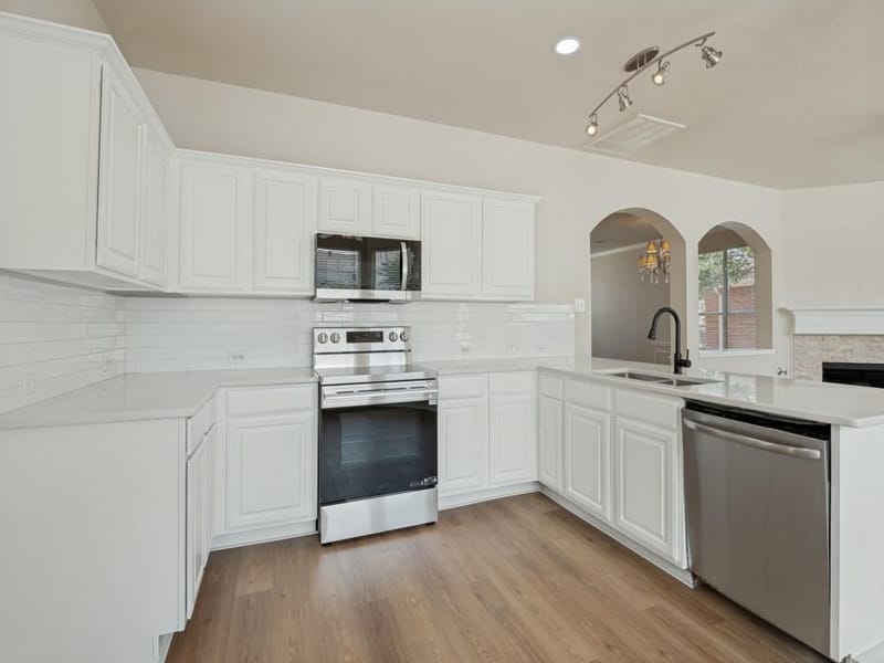 307 Mary Pat Drive, Grand Prairie TX 75052 - Photo 8