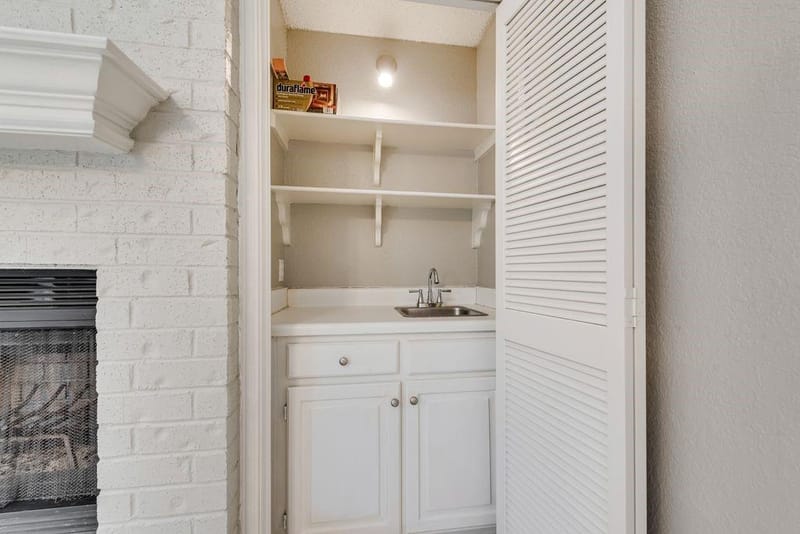 905 Cedarland Boulevard, Arlington TX 76011 - Photo 6