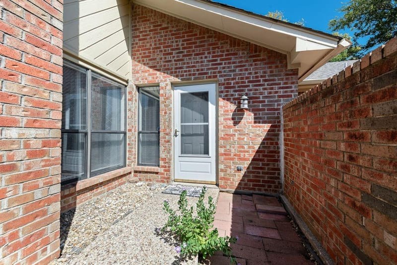 905 Cedarland Boulevard, Arlington TX 76011 - Photo 3