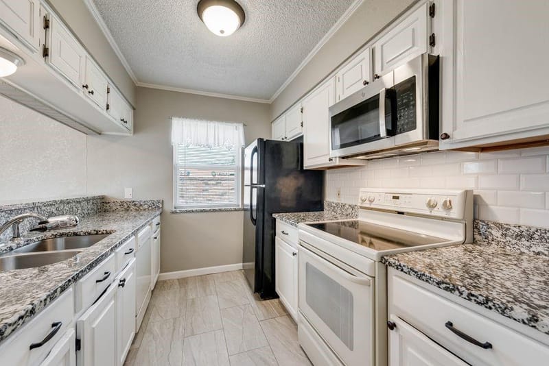 905 Cedarland Boulevard, Arlington TX 76011 - Photo 9