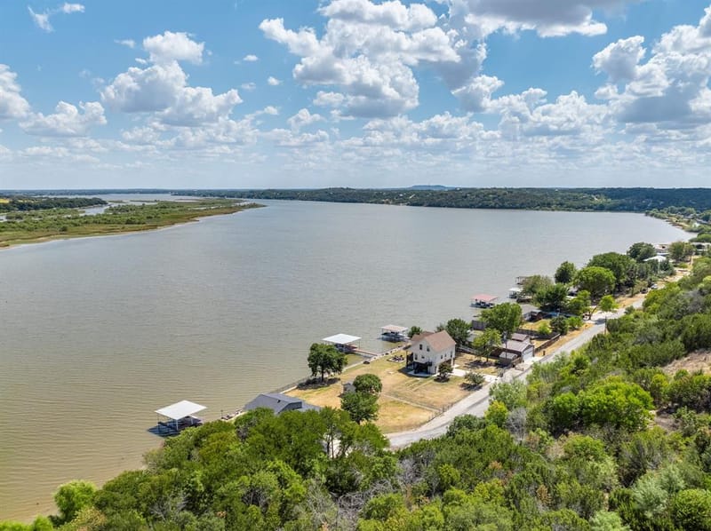 5901 Parkside Court, Granbury TX 76048 - Photo 2