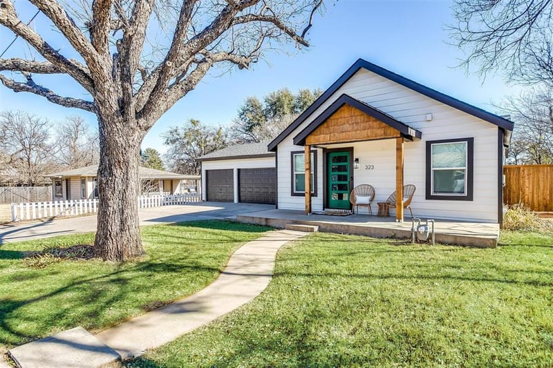 323 S Hannaford Street, Granbury TX 76048 - Photo 2