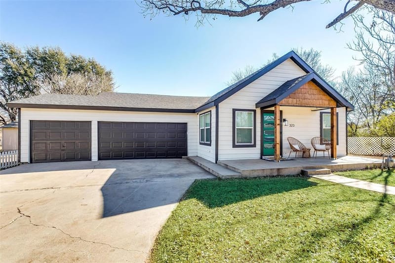 323 S Hannaford Street, Granbury TX 76048 - Photo 3