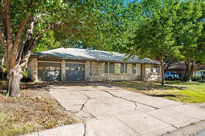 305 Valleyglen Drive, DeSoto TX 75115 - Photo 2
