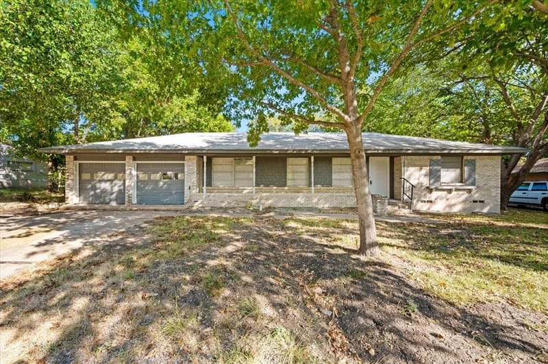 305 Valleyglen Drive, DeSoto TX 75115