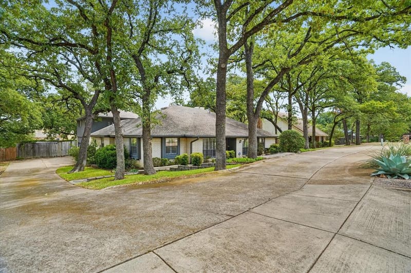 2201 Adams Drive, Arlington TX 76011 - Photo 2