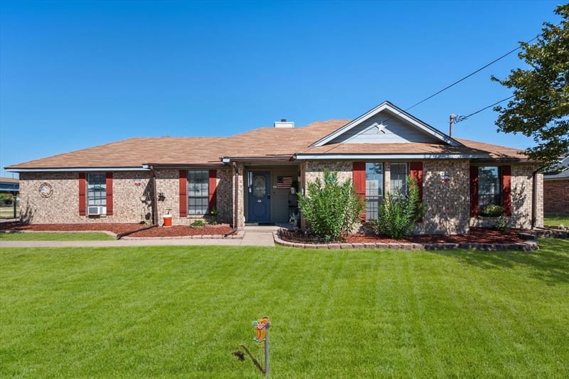 649 E Reindeer Road, Lancaster TX 75146