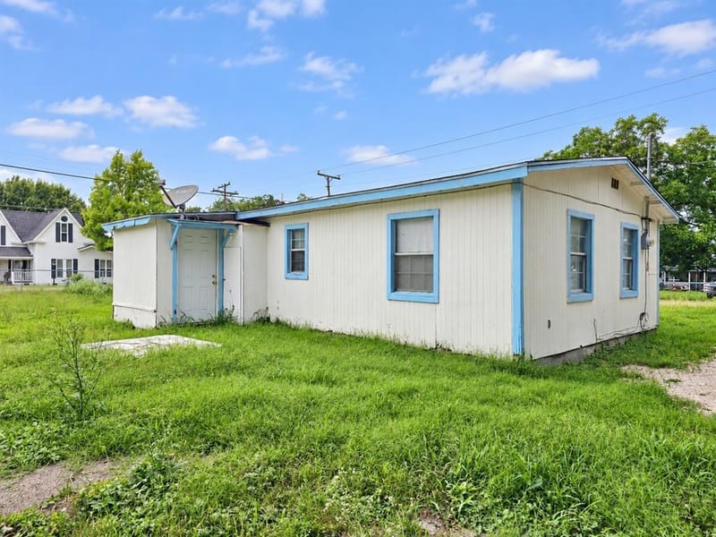107 W College Street, Milford TX 76670 - Photo 13