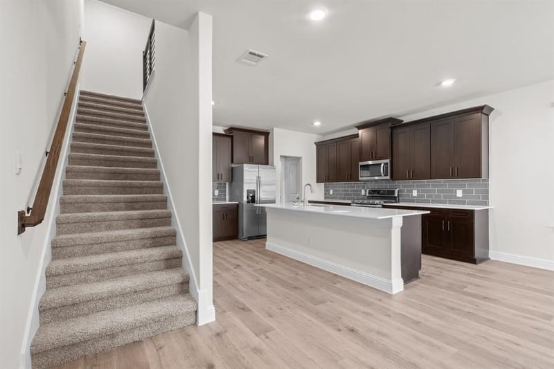 910 Milkweed Drive, Euless TX 76039 - Photo 2