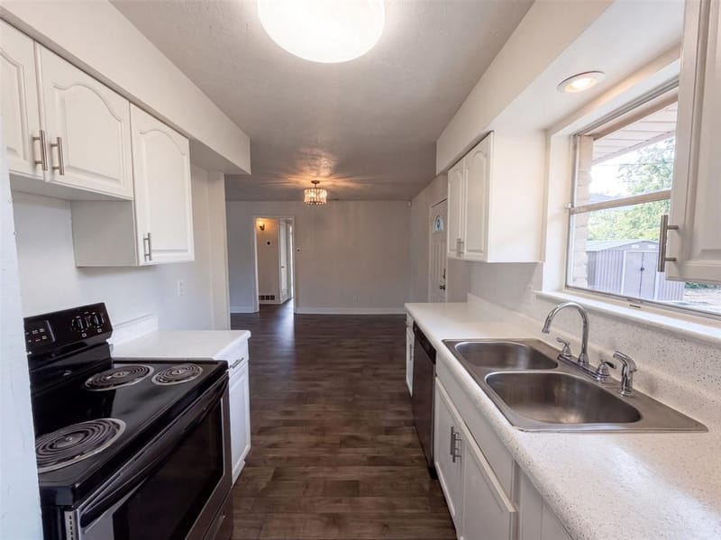 8540 Foxwood Lane, Dallas TX 75217 - Photo 17