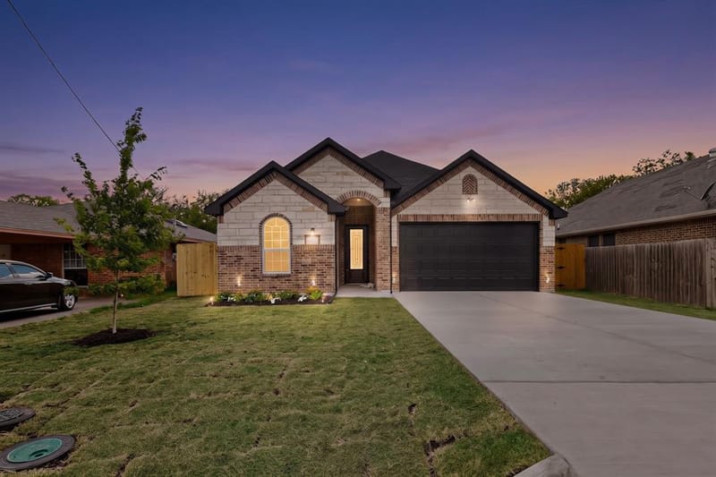 909 Meriott Street, Ennis TX 75119 - Photo 2