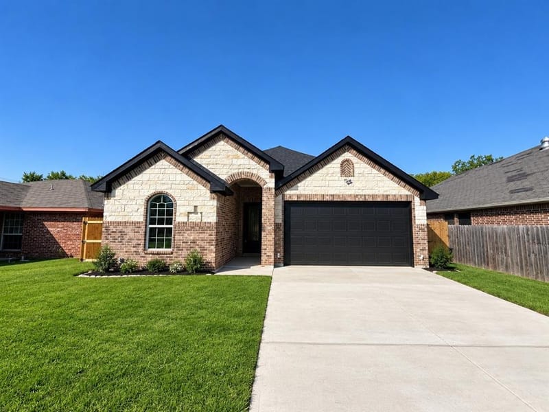 909 Meriott Street, Ennis TX 75119