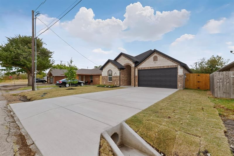 909 Meriott Street, Ennis TX 75119 - Photo 4