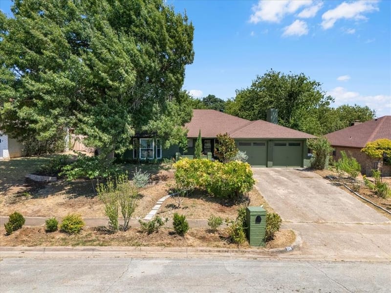 208 Pebblestone Drive, Benbrook TX 76126 - Photo 36