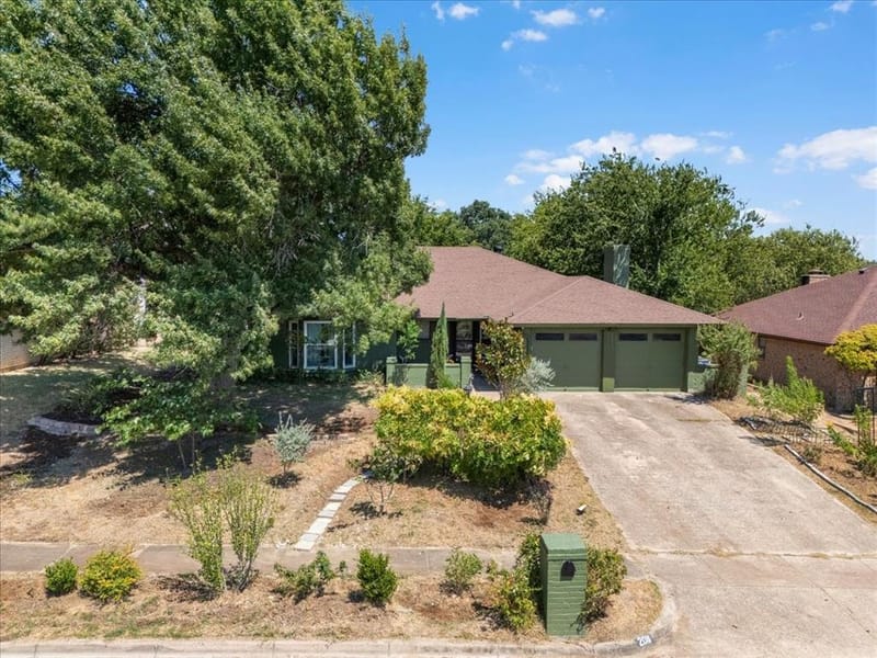 208 Pebblestone Drive, Benbrook TX 76126