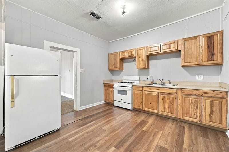 208 S Harrison Street, Pilot Point TX 76258 - Photo 12