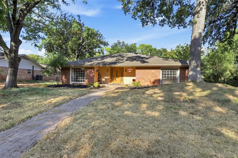 3904 Shady Valley Drive, Arlington TX 76013 - Photo 3