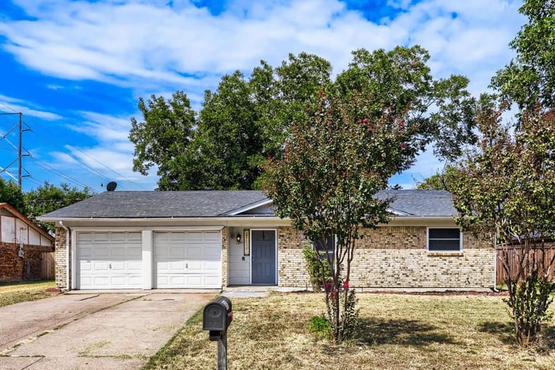 1900 Lomita Lane, Arlington TX 76010 - Photo 2
