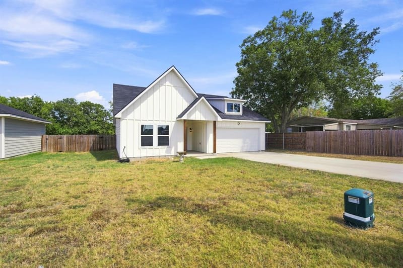 370 Third Avenue, Milford TX 76670 - Photo 2
