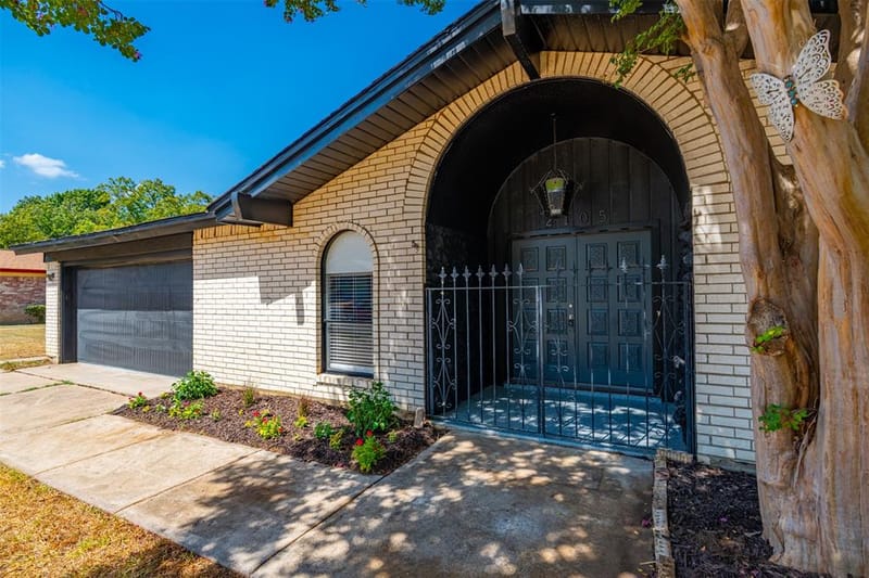 2105 Cottie Lane, Arlington TX 76010 - Photo 2
