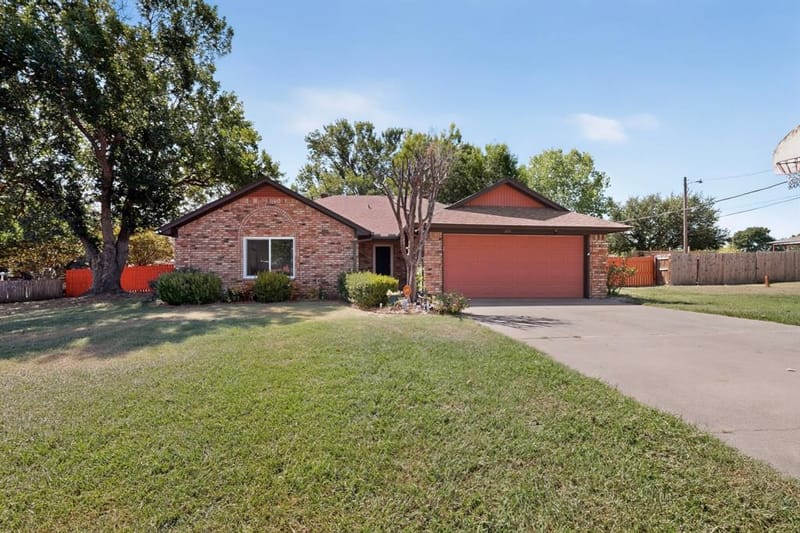 613 Overhill Road, Granbury TX 76048 - Photo 2