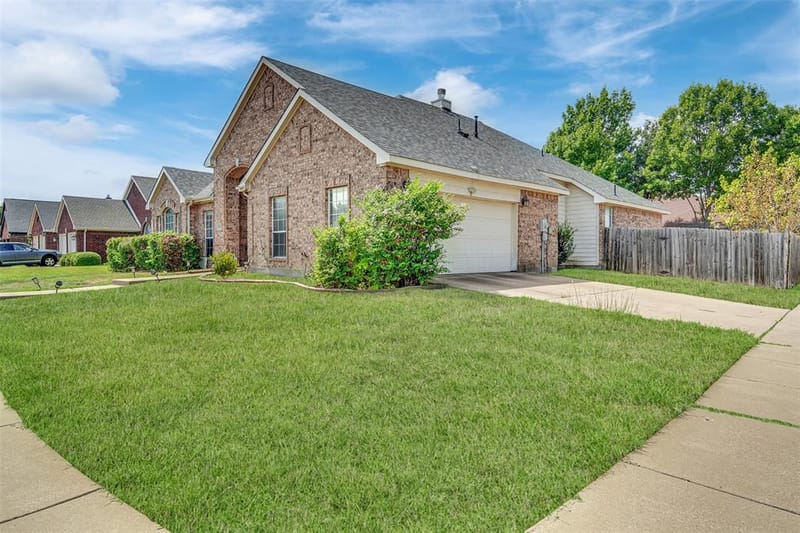 6900 Field Lark Drive, Arlington TX 76002 - Photo 2