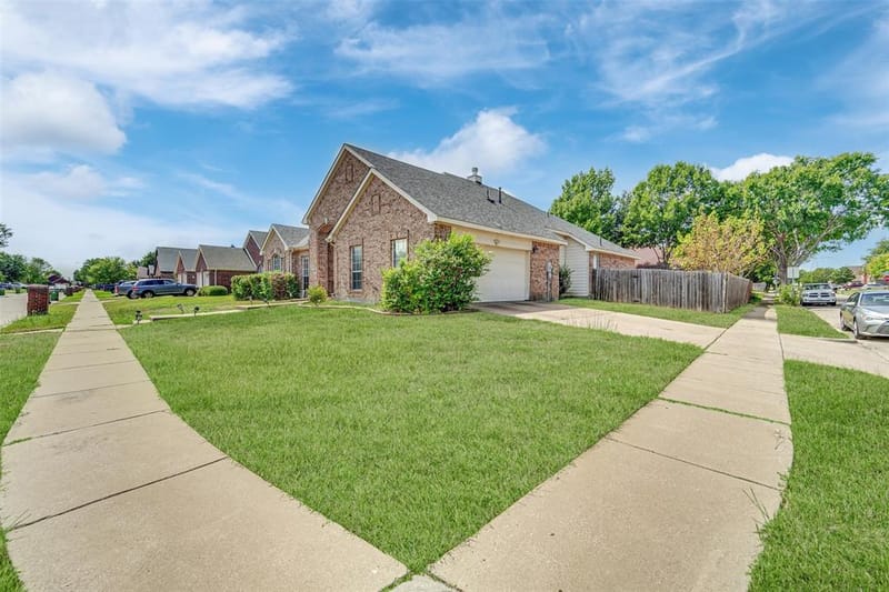 6900 Field Lark Drive, Arlington TX 76002 - Photo 3