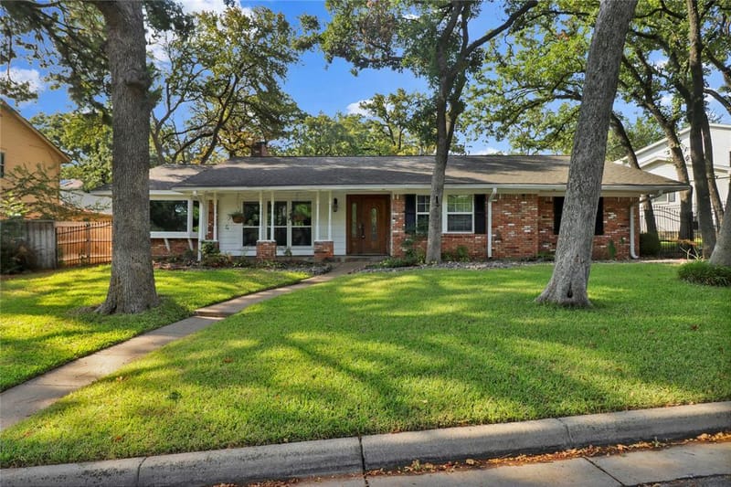2706 Oak Cliff Lane, Arlington TX 76012