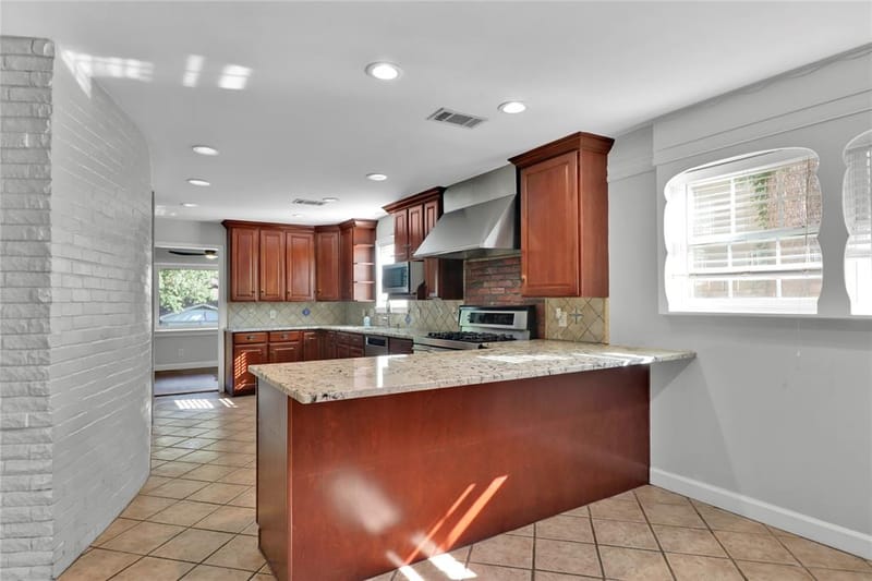 2706 Oak Cliff Lane, Arlington TX 76012 - Photo 14