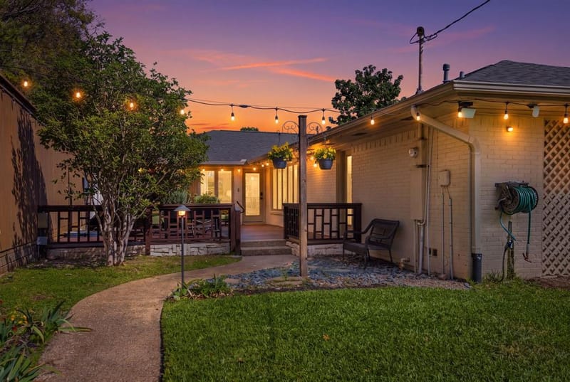 2223 Loving Avenue, Dallas TX 75214 - Photo 2