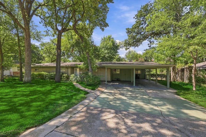 800 Briarwood Boulevard, Arlington TX 76013 - Photo 2