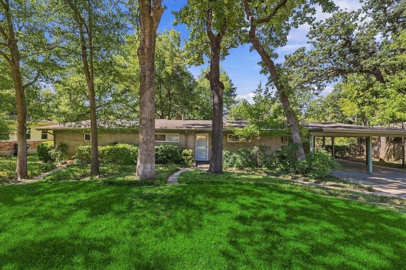 800 Briarwood Boulevard, Arlington TX 76013
