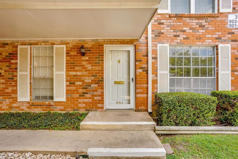 901 Roaring Springs Road, Fort Worth TX 76114