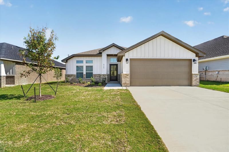 425 Rose Avenue, Cleburne TX 76033 - Photo 2