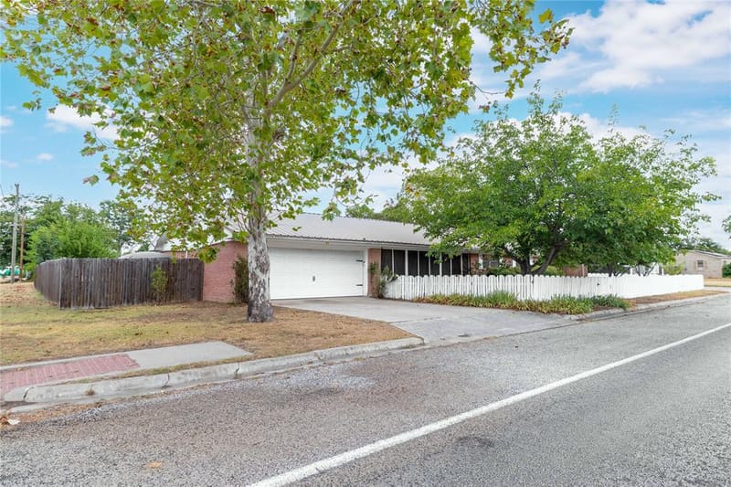 900 E Fitzgerald Street, Bangs TX 76823 - Photo 23