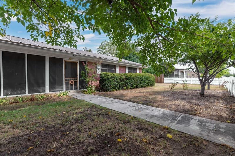 900 E Fitzgerald Street, Bangs TX 76823