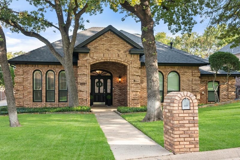 4909 Rockford Court, Arlington TX 76017 - Photo 2