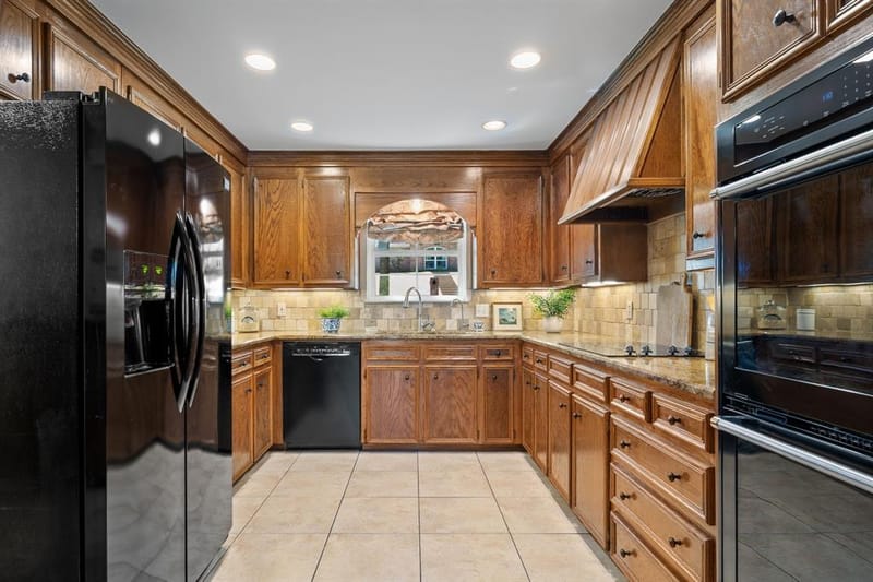 10026 Forest View Drive, Woodway TX 76712 - Photo 18