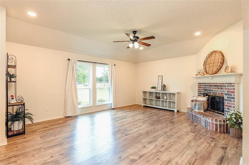 521 N Avenue E, Springtown TX 76082 - Photo 6