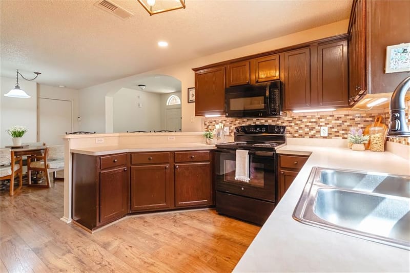 521 N Avenue E, Springtown TX 76082 - Photo 9