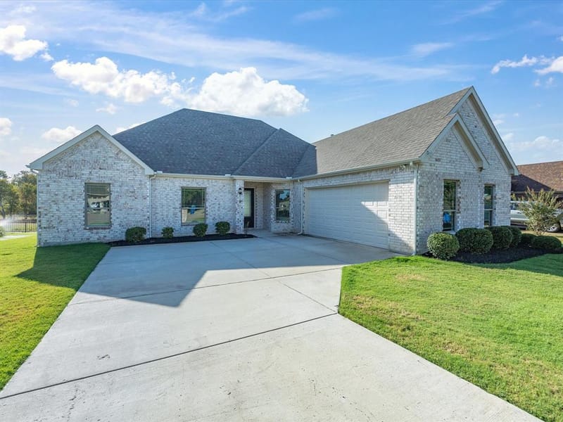 1301 Carnoustie Drive, Ennis TX 75119