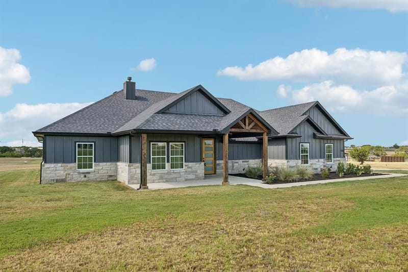 6605 Buffalo Ridge Circle, Godley TX 76044 - Photo 2