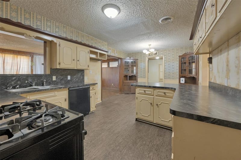 825 Glenda Drive, Bedford TX 76022 - Photo 9