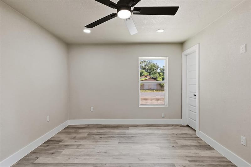905 N Wood Street, Cleburne TX 76033 - Photo 11