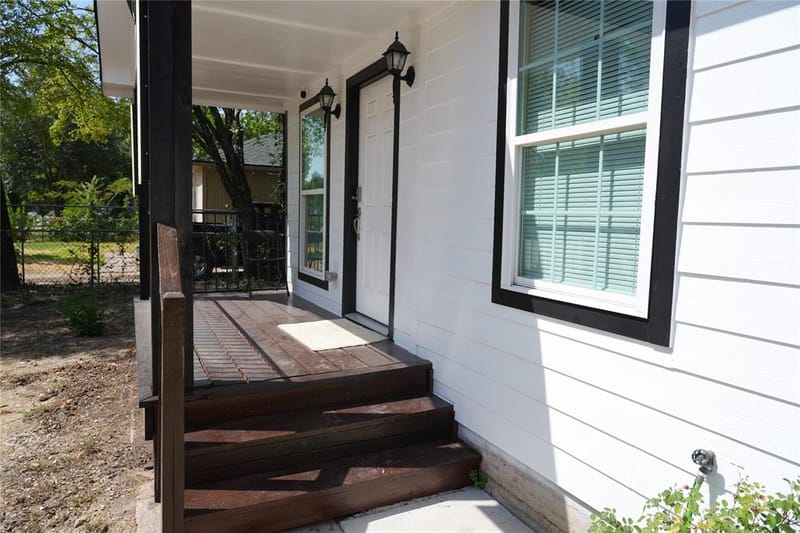 2313 N Riverside Drive, Fort Worth TX 76111 - Photo 2